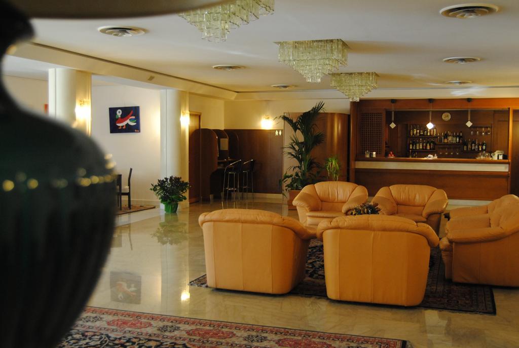 Hotel Bassetto Ferentino Bagian luar foto